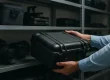 Αποθηκευτικός χώρος επαγγελματικού εξοπλισμού με βαριά ράφια, παλέτες, ράμπα και πίνακα ελέγχου θερμοκρασίας