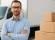 Μεταφορικό φορτηγό με搬κο boxes σε δρόμο της Αθήνας