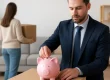 Κούτες και έπιπλα έτοιμα για μετακόμιση σε νέο σπίτι
