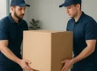 Επαγγελματίες μεταφορείς συσκευάζουν και μεταφέρουν οικοσκευή με ασφάλεια