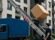 Ανυψωτικό μετακόμισης ανεβάζει μεγάλο καναπέ σε μπαλκόνι πολυκατοικίας
